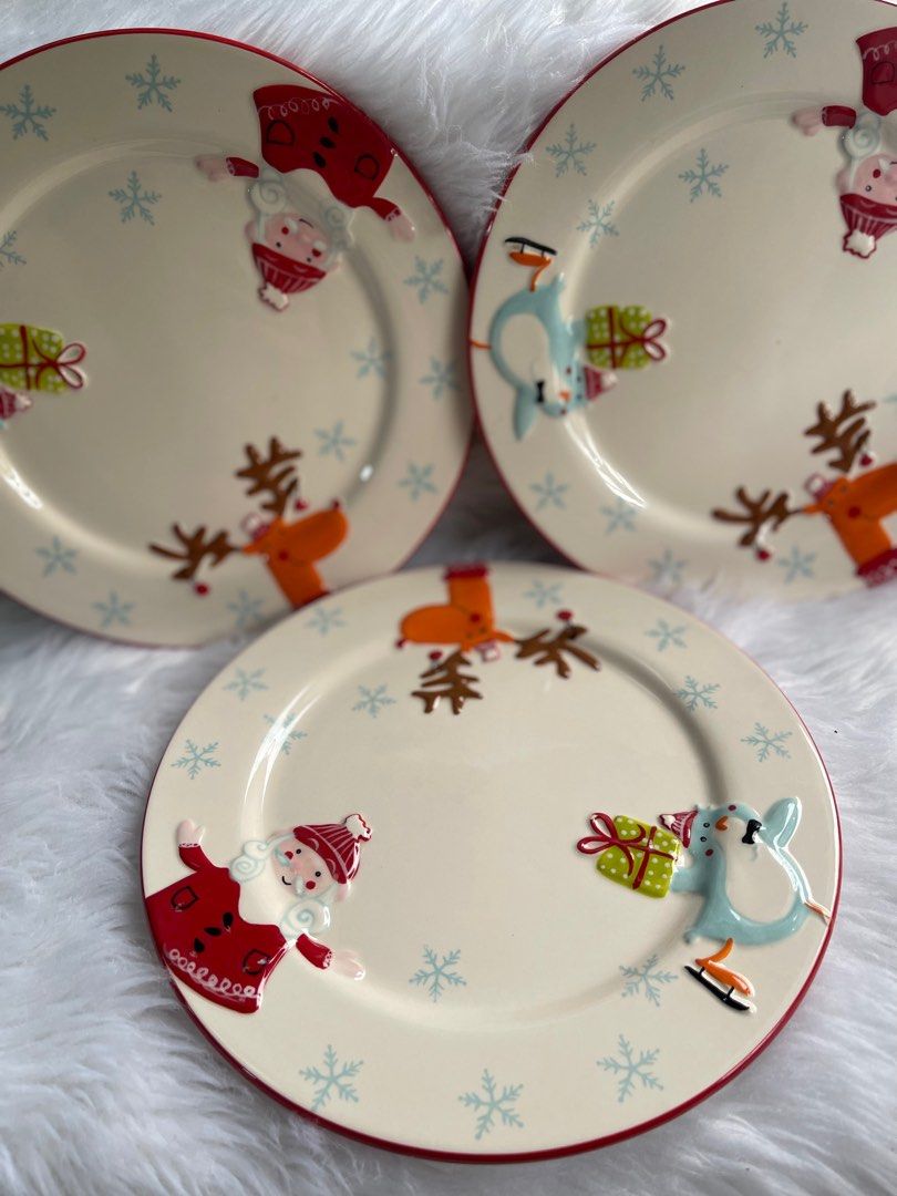 Uniqlo TU Christmas plate set (Category: Dinnerware & Cutlery) located in Batangas. Submitted by zianneeeeeeee (Listing ID 1398351911, Image 1). Description: 3 pcs super Ganda Never been used.