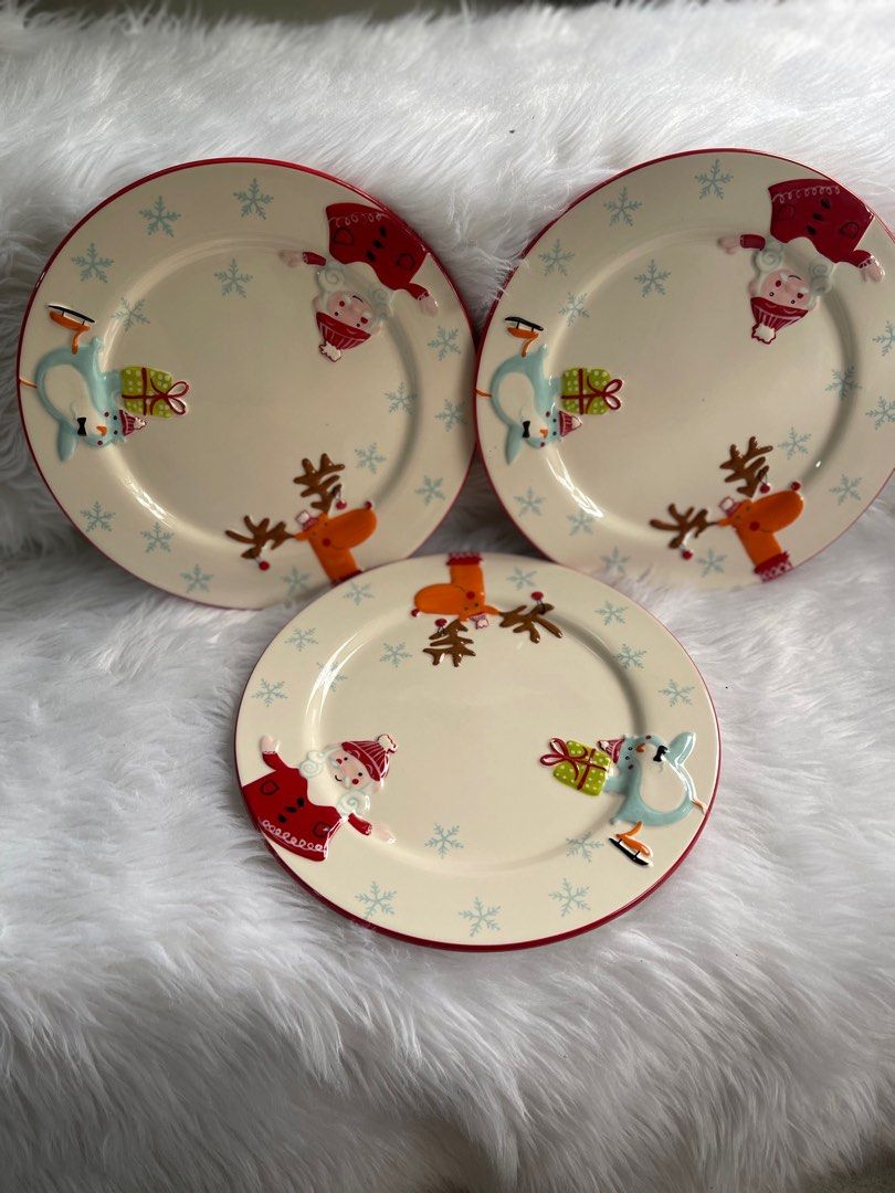 Uniqlo TU Christmas plate set (Category: Dinnerware & Cutlery) located in Batangas. Submitted by zianneeeeeeee (Listing ID 1398351911, Image 2). Description: 3 pcs super Ganda Never been used.