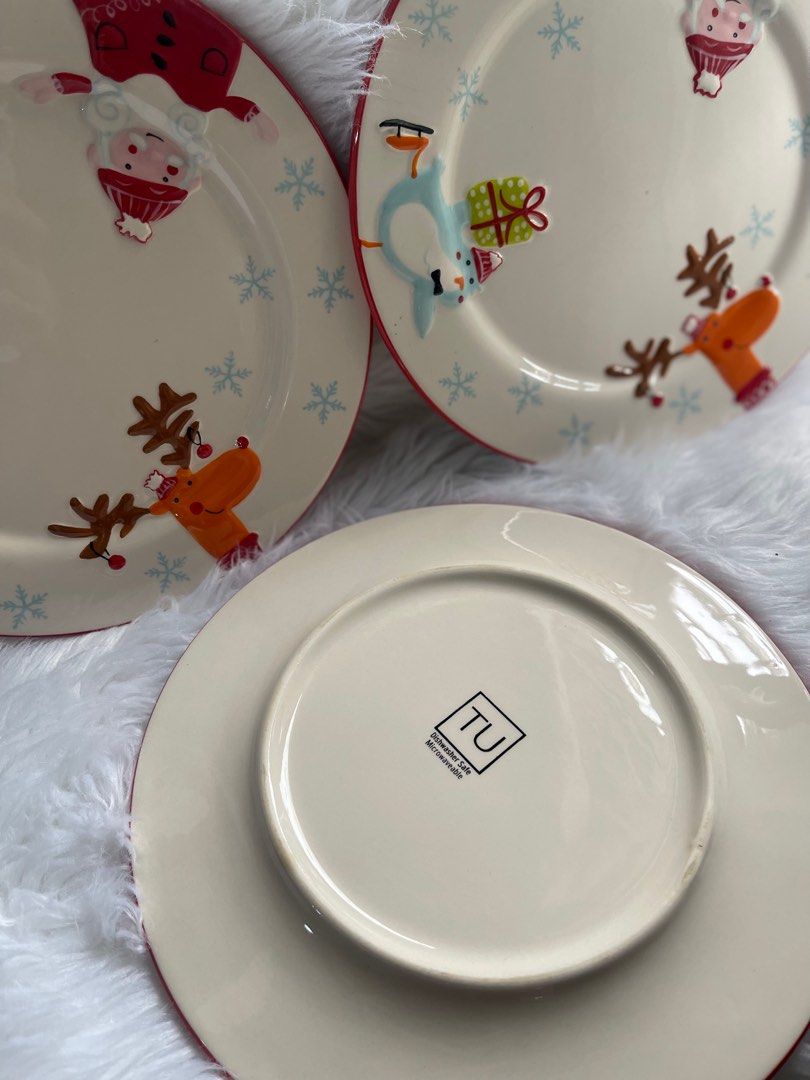 Uniqlo TU Christmas plate set (Category: Dinnerware & Cutlery) located in Batangas. Submitted by zianneeeeeeee (Listing ID 1398351911, Image 3). Description: 3 pcs super Ganda Never been used.