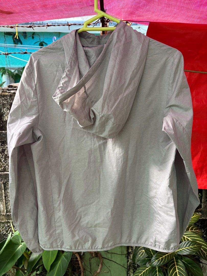 UNIQLO UPF50 SUN PROTECTION JACKET (Category: Activewear) located in Manila. Submitted by vsellstuff_ (Listing ID 1398493715, Image 3). Description: Light grey color Large on tag Full zipper closure.