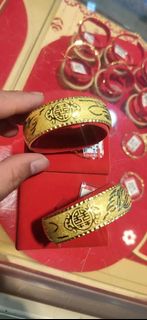 香港實體門店 高價求：黃金 黃金首飾 黃金頸鏈 黃金戒指 黃金手鏈 黃金耳環 黃金龍鳳鐲 9999足金 金條 金磚 鉑金 白金 k金 18k 22k 黃金龍鳳鐲 黃金吊墜 黃金金牌 周生生 周大福 六福 鑽石 玉器 等等，歡迎帶圖咨詢。64246336706305110