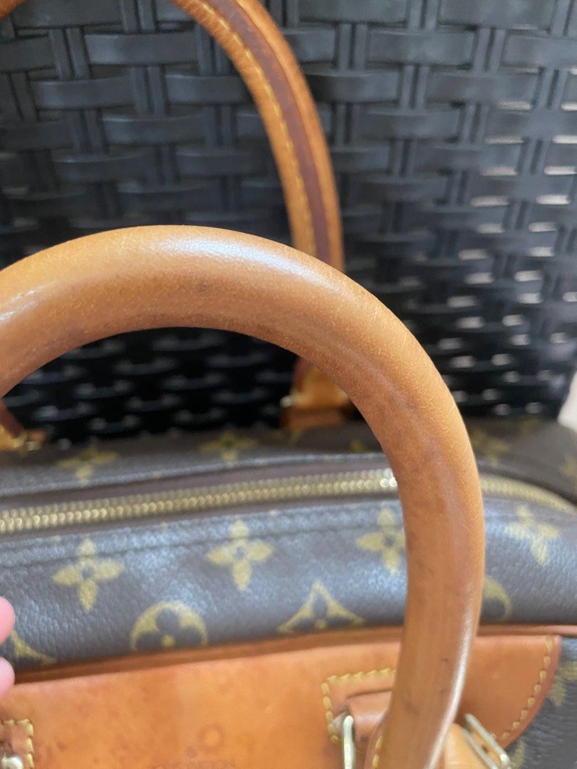 Authentic LV deauville (Category: Luxury Bags & Wallets) located in Makati City. Submitted by sunshine0701 (Listing ID 1398670855, Image 3). Description: .