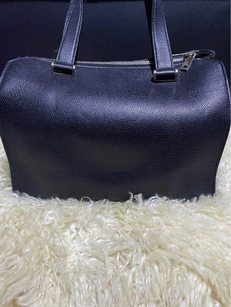 Authentic Valextra Passepartout Tote Bag (Category: Luxury Bags & Wallets) located in Rosario. Submitted by myvinatgepieces (Listing ID 1398625857, Image 2). Description: Authentic Valextra Passepartout Tote Bag Medium Size Excellent Used Condition Missing Detachable Exterior Pouch Minimal signs of wear With Extra Adjustable Long Strap No other Inclusions Made In Italy Color/Material - Black Leather Design Details - Gold-Tone Hardware, Removable 