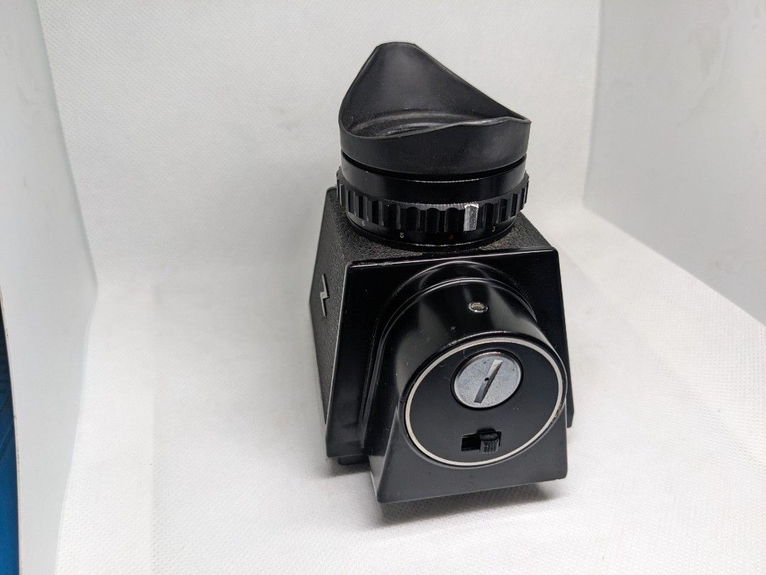 Bronica EC TTL Viewfinder (Category: Other Photography Accessories) located in Manila. Submitted by sa_bahay (Listing ID 1398584324, Image 2). Description: Viewfinder for Bronica EC medium format camera - Adjustable diopter - untested.