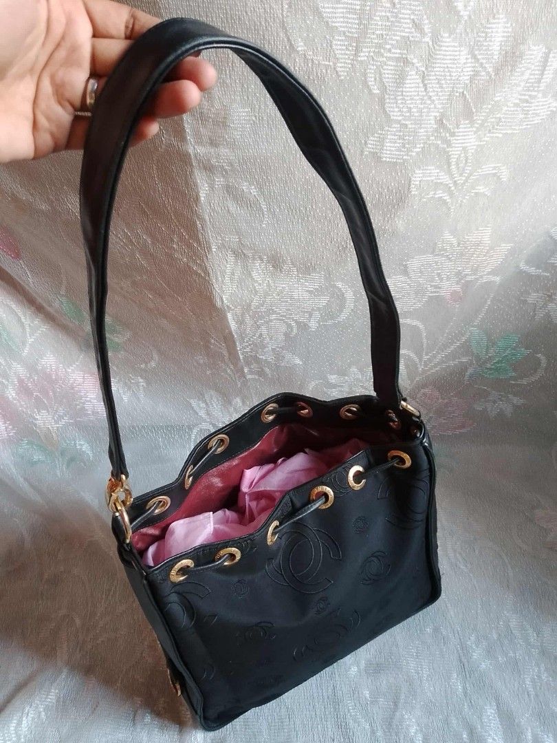 CHANEL Vintage (Category: Luxury Bags & Wallets) located in Tuguegarao City. Submitted by starzeke (Listing ID 1398692502, Image 3). Description: Pakibasa po‼️ ❤️Dear Buyers💚 Hindi ako makareply sa inyo, nakalimit kasi message sa carousel, nababasa ko lang cia. hanapin nio na lang po sa fb parehong pangalan po nakalagay sa profile pics. Pm nio ako dun and your Tawad☺️ or Chat me in watsapp 🎀- Starzeke Thriftshop and Japan Anikz.