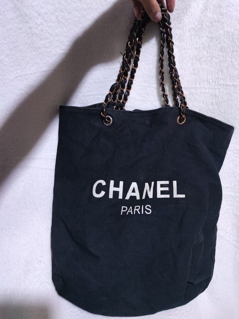 Chanel VIP gift tote (Category: Luxury Bags & Wallets) located in Baguio. Submitted by ozara.06 (Listing ID 1398664556, Image 2). Description: Chanel vip gift tote Tarnished hadware Near large 700.