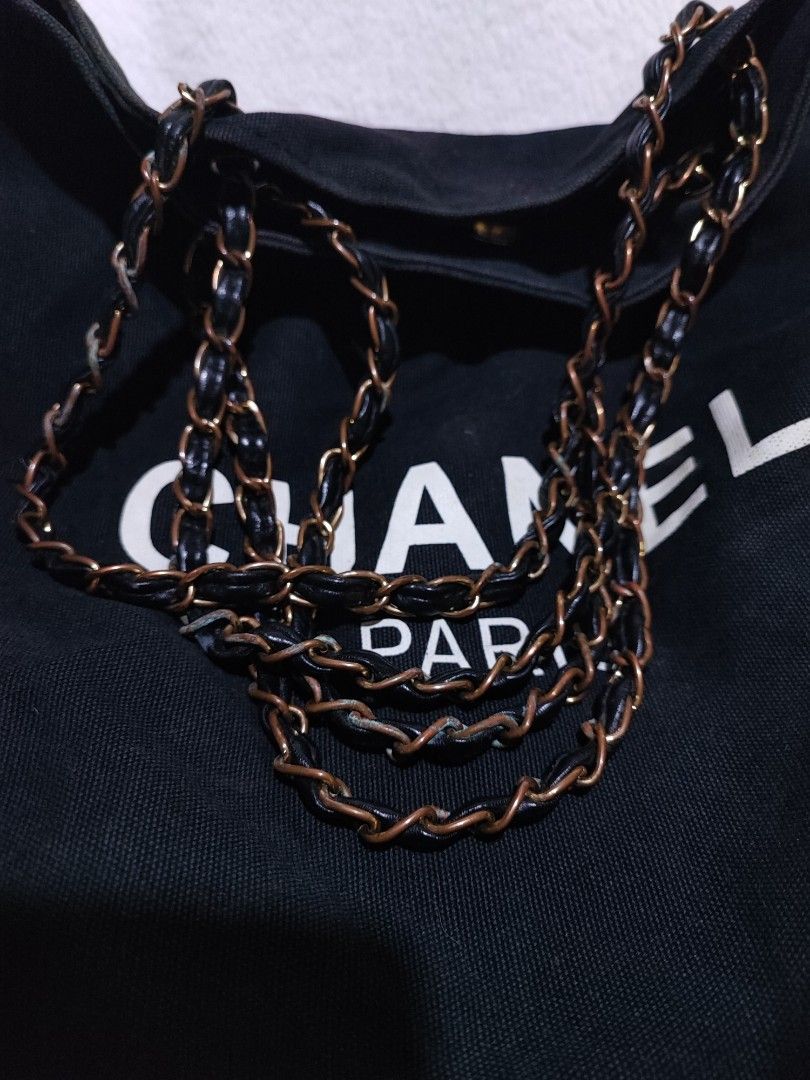 Chanel VIP gift tote (Category: Luxury Bags & Wallets) located in Baguio. Submitted by ozara.06 (Listing ID 1398664556, Image 3). Description: Chanel vip gift tote Tarnished hadware Near large 700.