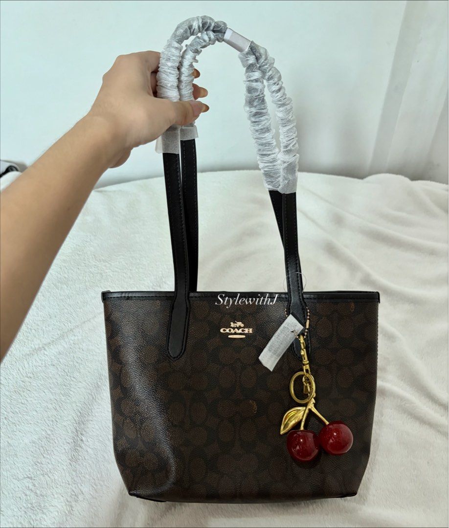 Coach Small City Tote (Long Handle) (Category: Luxury Bags & Wallets) located in Las Pinas. Submitted by bagsnclothesby.j (Listing ID 1398646409, Image 1). Description: - Perfect for everyday use DM for more details! Lalamove / J&T .