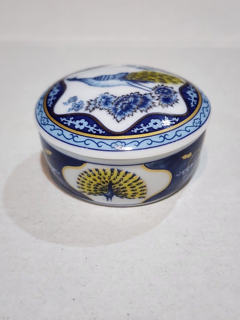 Del Prado porcelain collectible (Category: Other Home Decor) located in Quezon City. Submitted by nostalgicfix (Listing ID 1398526454, Image 2). Description: .