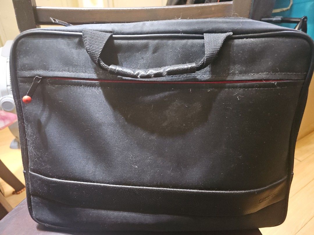 Dicota Laptop Bag (Category: Laptop Bags & Sleeves) located in Pasig City. Submitted by JRisEn (Listing ID 1398680477, Image 1). Description: Dicota Laptop bag - Black - Fits up to 15" laptop - Came with strap.