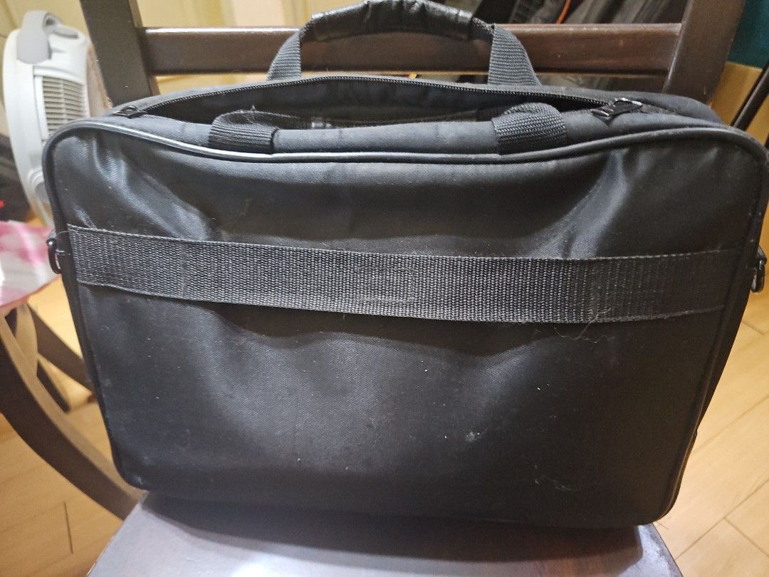 Dicota Laptop Bag (Category: Laptop Bags & Sleeves) located in Pasig City. Submitted by JRisEn (Listing ID 1398680477, Image 3). Description: Dicota Laptop bag - Black - Fits up to 15" laptop - Came with strap.