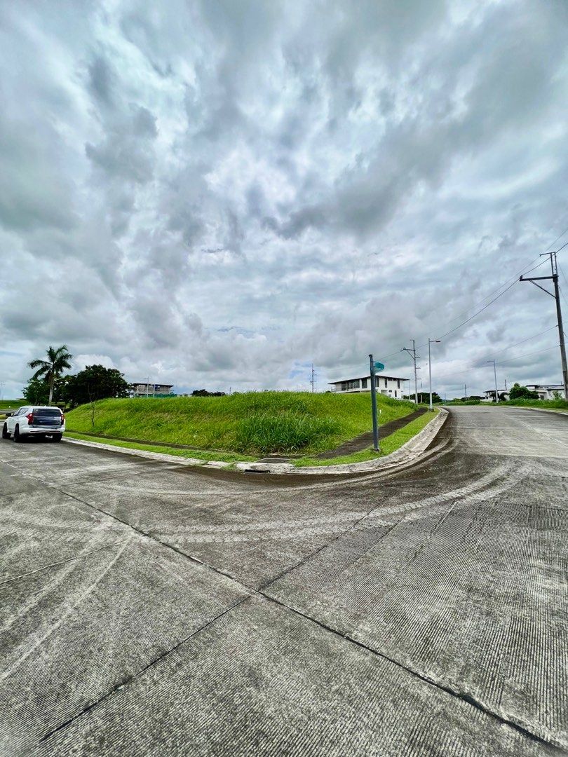 Elevated Corner Lot in Venare Nuvali (Category: Lot) located in Pasig City. Submitted by nadine.fajardo (Listing ID 1398649726, Image 2). Description: Corner Vacant Lot in Venare Nuvali Details: Lot Area: 289 sqm Features: -Corner Lot -Elevated Investment Price: Php 14,000,000 For inquiries Nadine Fajardo Presello Realtor 0917 584 5548.