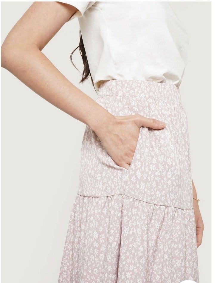 Forme Floral Tiered midi Skirt (Category: Skirts) located in Caloocan City. Submitted by _bhprelab (Listing ID 1398568915, Image 2). Description: -fits small-medium size -no flaws - Pink floral midi skirt - Tiered design - Features pockets - Soft, muted pink color -orig price 1200 hp -used 3x only.