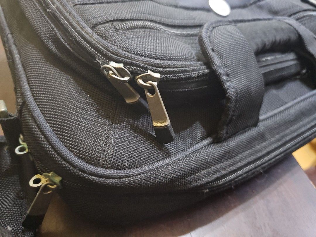 Fully padded Dell Laptop Bag (Category: Laptop Bags & Sleeves) located in Pasig City. Submitted by JRisEn (Listing ID 1398688139, Image 3). Description: Fully padded Dell Laptop Bag - Black - Offers padded bottom for maximum protection. - Fits 15" laptop comfortably - Comes with strap.