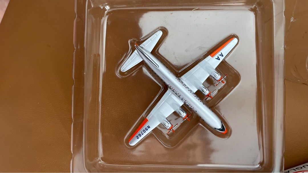 Gemini Jets 美國航空 DC-6 模型飛機 （分類：汽車模型）位於 Hong Kong。 由 c9hk.com 提交（商品編號 1398596740，圖片 1）。簡介： 這是一款Gemini Jets出品的美國航空DC-6模型飛機。模型細節豐富，機身印有美國航空的標誌和編號。附帶原裝包裝盒，盒子上有Gemini Jets的標誌和型號信息。適合收藏或作為禮物。模型為1:400比例，屬於收藏級別。盒有點破損，不合勿拍。。