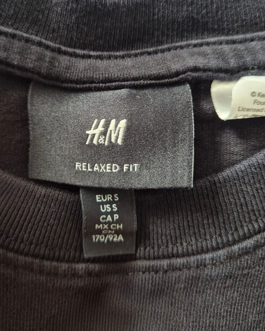 H&M Relaxed Fit Graphic Tee - Size S (Category: Tshirts & Polo Shirts ) located in Manila. Submitted by rockysdeclutter (Listing ID 1398589841, Image 3). Description: - H&M Relaxed Fit T-shirt - Size: Small - Delivery via lalamove, within metro manila.