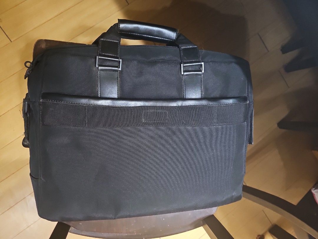 HP Laptop Bag Shoulder / Hand Carry (Category: Laptop Bags & Sleeves) located in Pasig City. Submitted by JRisEn (Listing ID 1398677333, Image 3). Description: HP Laptop Bag - Black - Fits upto 15-17 inch laptop - Zipper handle need replacement for better grip..