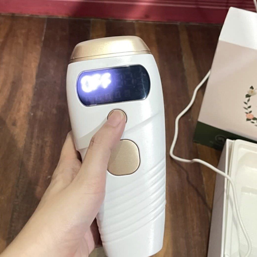 IPL Hair Removal (Category: Hair Removal) located in Quezon City. Submitted by beamrt (Listing ID 1398596345, Image 3). Description: 1.Flash Times: 990000 Flashes (but used to 984672 already see photo) 2.Two Operation Modes: Automatic and manual modes for the different skin area 3.IPL works inside pores, destroys hair papilla, thus achieves permanent hair removal Product Include 1*IPL Hair Remover 1*Adaptor 1*Shaving Knife 1*Glasses 1*Manual 1*Bo