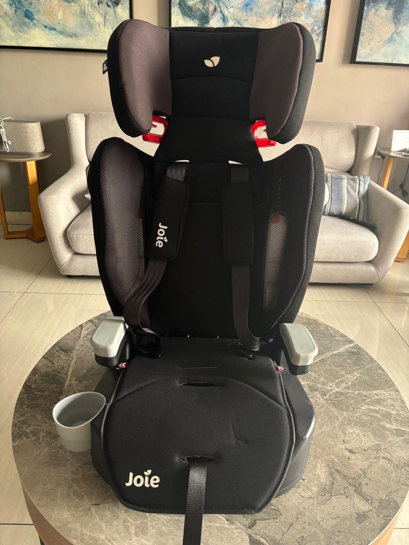 Joie Car Seat (Category: Car Seats) located in Quezon City. Submitted by tyl_thingsyoulove (Listing ID 1398605886, Image 2). Description: - Black Joie car seat - Includes headrest and side impact protection - Features a cup holder - Adjustable safety straps - Suitable for various ages and sizes.