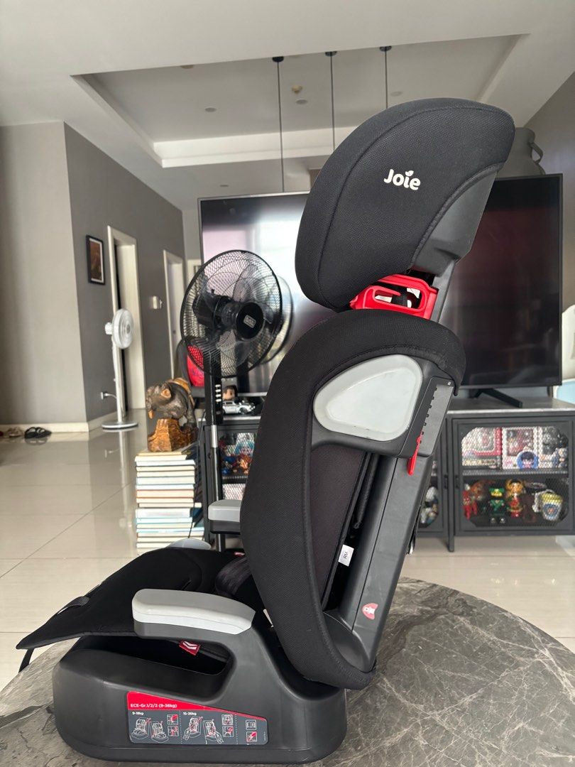 Joie Car Seat (Category: Car Seats) located in Quezon City. Submitted by tyl_thingsyoulove (Listing ID 1398605886, Image 3). Description: - Black Joie car seat - Includes headrest and side impact protection - Features a cup holder - Adjustable safety straps - Suitable for various ages and sizes.