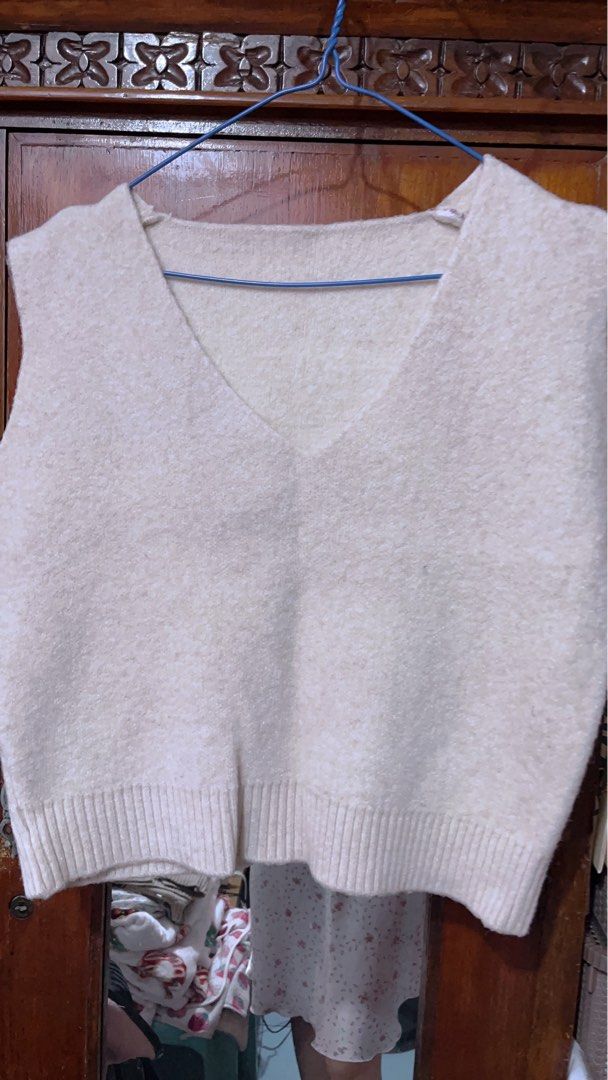 Knitted vest (Category: Coats, Jackets and Outerwear) located in Caloocan City. Submitted by Gucci00021 (Listing ID 1398616438, Image 2). Description: neutral colors knit vest 100 each only.
