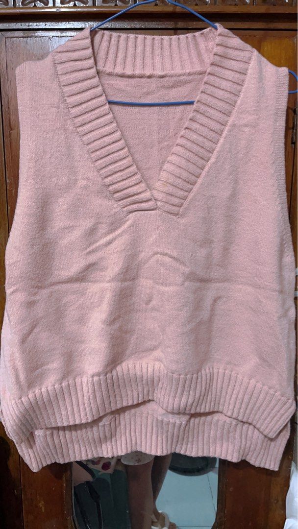 Knitted vest (Category: Coats, Jackets and Outerwear) located in Caloocan City. Submitted by Gucci00021 (Listing ID 1398616438, Image 3). Description: neutral colors knit vest 100 each only.