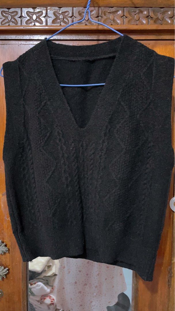 knitted vest (Category: Coats, Jackets and Outerwear) located in Caloocan City. Submitted by Gucci00021 (Listing ID 1398617120, Image 2). Description: all size Med hoodie med-Large 1. 180 2. 180 3. 150 4. 150.