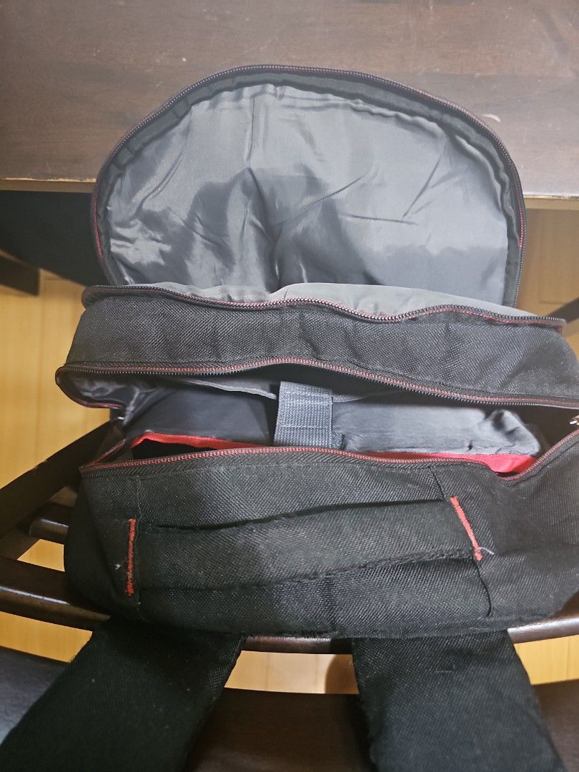 Lenovo Laptop Bag (Category: Laptop Bags & Sleeves) located in Pasig City. Submitted by JRisEn (Listing ID 1398675593, Image 3). Description: Lenovo laptop bag back pack - Black. - Can fit 15-17 laptop..