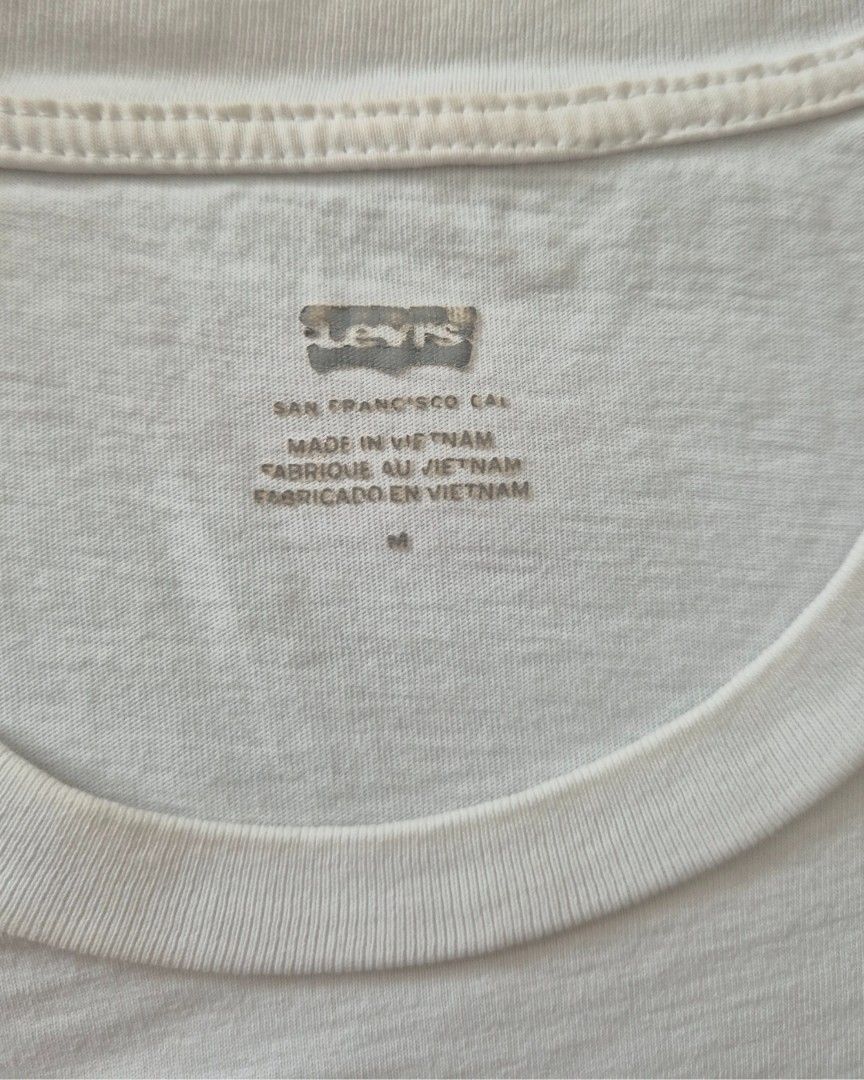 Levi's Graphic Tee - Size M (Category: Tshirts & Polo Shirts ) located in Manila. Submitted by rockysdeclutter (Listing ID 1398589354, Image 3). Description: - White Levi's t-shirt - size S - Deliver via lalamove. within metro manila.