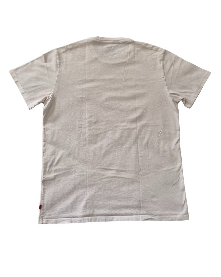 Levi's Graphic Tee - Size M (Category: Tshirts & Polo Shirts ) located in Manila. Submitted by rockysdeclutter (Listing ID 1398589354, Image 2). Description: - White Levi's t-shirt - size S - Deliver via lalamove. within metro manila.