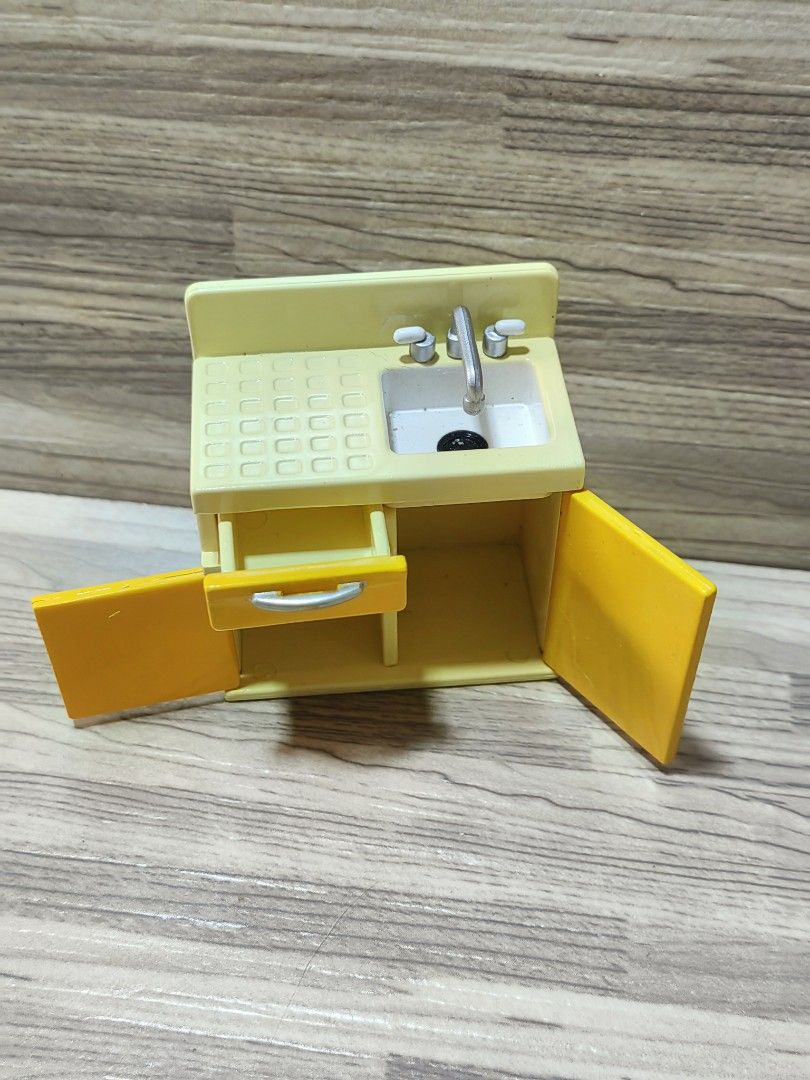 Miniature sink (Category: Bathroom & Kitchen Fixtures) located in Quezon City. Submitted by silverturtle_32df92 (Listing ID 1398690683, Image 3). Description: Miniature sink *in good condition *actual photos posted, what you see is what you get *no original box *DM for inquiries *Location: QC *Mode of payment: Gcash, BPI *Shipping courier: J&T, Lalamove.