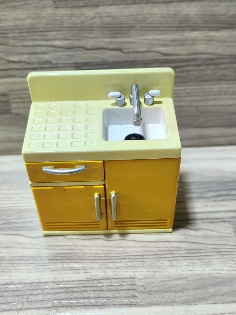 Miniature sink (Category: Bathroom & Kitchen Fixtures) located in Quezon City. Submitted by silverturtle_32df92 (Listing ID 1398690683, Image 2). Description: Miniature sink *in good condition *actual photos posted, what you see is what you get *no original box *DM for inquiries *Location: QC *Mode of payment: Gcash, BPI *Shipping courier: J&T, Lalamove.