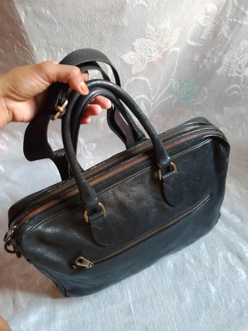 ORIG MULBERRY LAPTOP BAG (Category: Luxury Bags & Wallets) located in Tuguegarao City. Submitted by starzeke (Listing ID 1398692910, Image 2). Description: Pakibasa po‼️ ❤️Dear Buyers💚 Hindi ako makareply sa inyo, nakalimit kasi message sa carousel, nababasa ko lang cia. hanapin nio na lang po sa fb parehong pangalan po nakalagay sa profile pics. Pm nio ako dun and your Tawad☺️ or Chat me in watsapp 🎀- Starzeke Thriftshop and Japan Anikz.