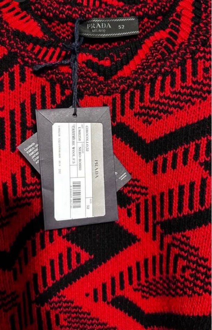 Prada （分類：西裝）位於 Hong Kong。 由 oreo2017 提交（商品編號 1398588776，圖片 4）。簡介： PRADA 男裝冷衫（全新）未剪牌 款式男女都適合易襯😍 可地鐵站面交 我是評價好的賣家🤣🙏🏼 。
