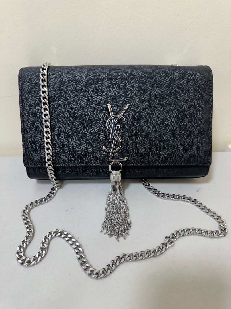 Preloved ySL sling bag (Category: Luxury Bags & Wallets) located in Los Banos. Submitted by ditasbautista2329 (Listing ID 1398581023, Image 3). Description: Preloved ysl sling bag Good as new Actual pictures posted What you see is what you get Medium Genuine hard leather.