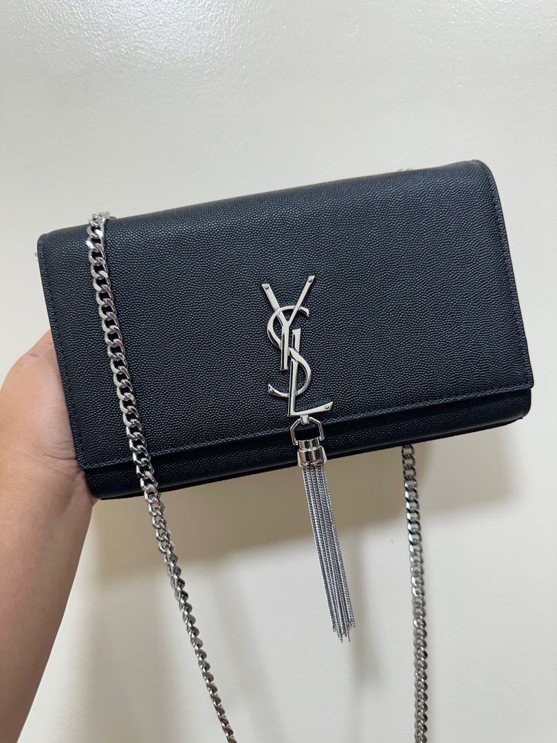 Preloved ySL sling bag (Category: Luxury Bags & Wallets) located in Los Banos. Submitted by ditasbautista2329 (Listing ID 1398581023, Image 2). Description: Preloved ysl sling bag Good as new Actual pictures posted What you see is what you get Medium Genuine hard leather.