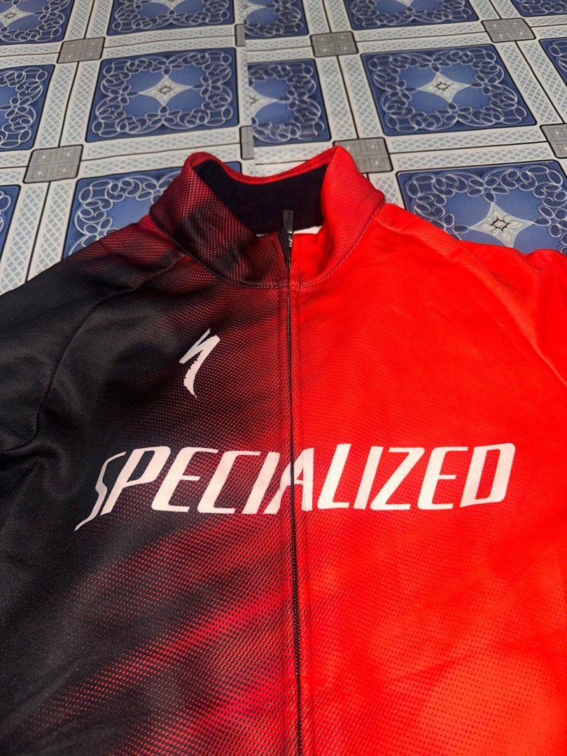 Specialized Cycling Jersey (Category: Activewear) located in Tagbilaran City. Submitted by rysjt (Listing ID 1398629991, Image 1). Description: - Specialized cycling jersey - Striking red and black design - Full-length zipper - Specialized logo on front and sleeves - Breathable material - High collar - Long sleeves (suitable for cooler weather).