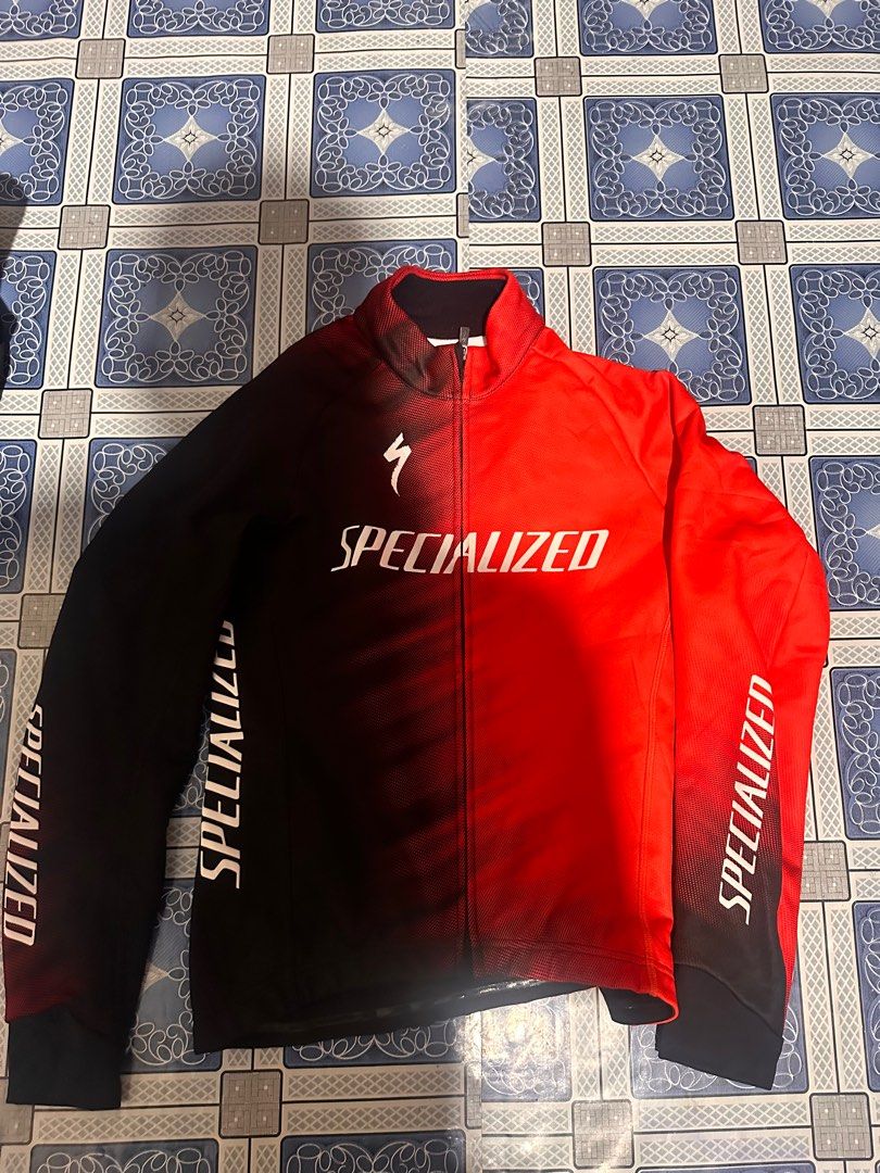 Specialized Cycling Jersey (Category: Activewear) located in Tagbilaran City. Submitted by rysjt (Listing ID 1398629991, Image 2). Description: - Specialized cycling jersey - Striking red and black design - Full-length zipper - Specialized logo on front and sleeves - Breathable material - High collar - Long sleeves (suitable for cooler weather).