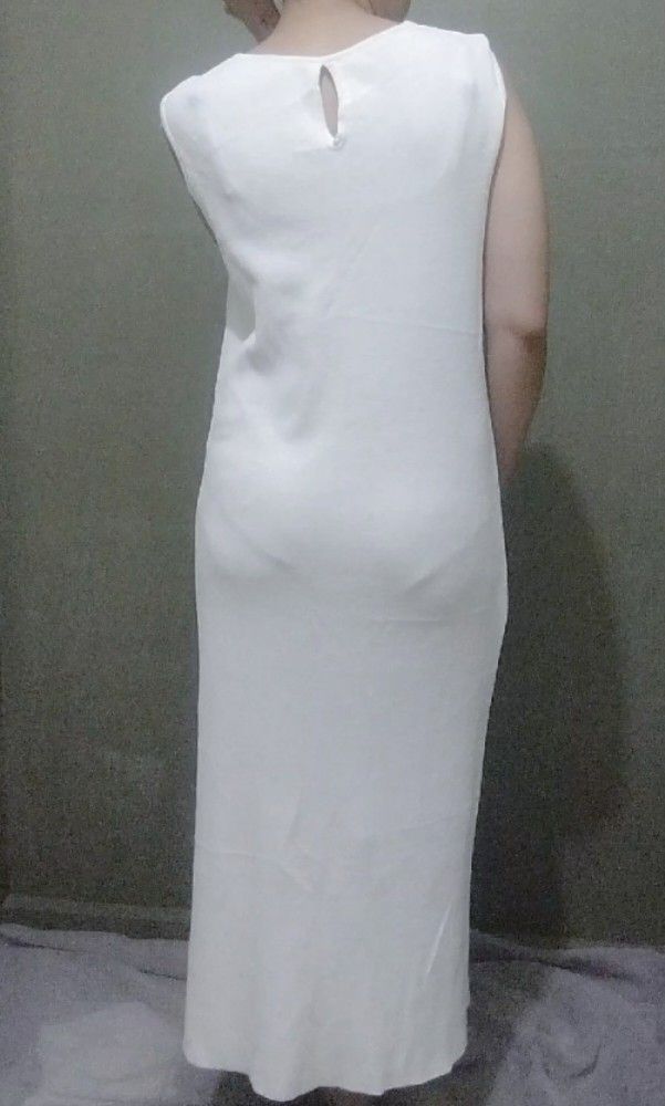 Stretchy White Maxi (Category: Dresses) located in Cebu City. Submitted by laganda (Listing ID 1398532145, Image 3). Description: free size model size is M (inch) length 47" bust1 18"-25" hips 19"-27".