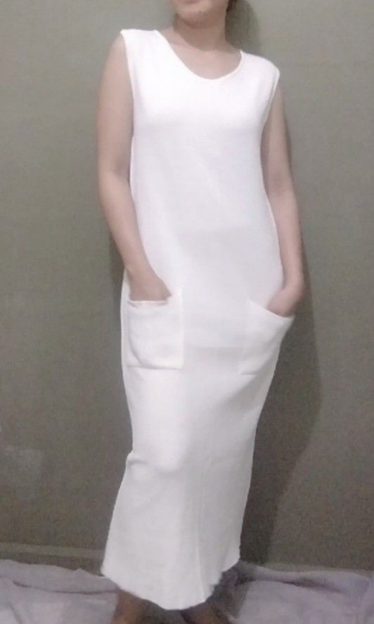 Stretchy White Maxi (Category: Dresses) located in Cebu City. Submitted by laganda (Listing ID 1398532145, Image 1). Description: free size model size is M (inch) length 47" bust1 18"-25" hips 19"-27".