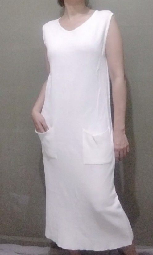 Stretchy White Maxi (Category: Dresses) located in Cebu City. Submitted by laganda (Listing ID 1398532145, Image 2). Description: free size model size is M (inch) length 47" bust1 18"-25" hips 19"-27".