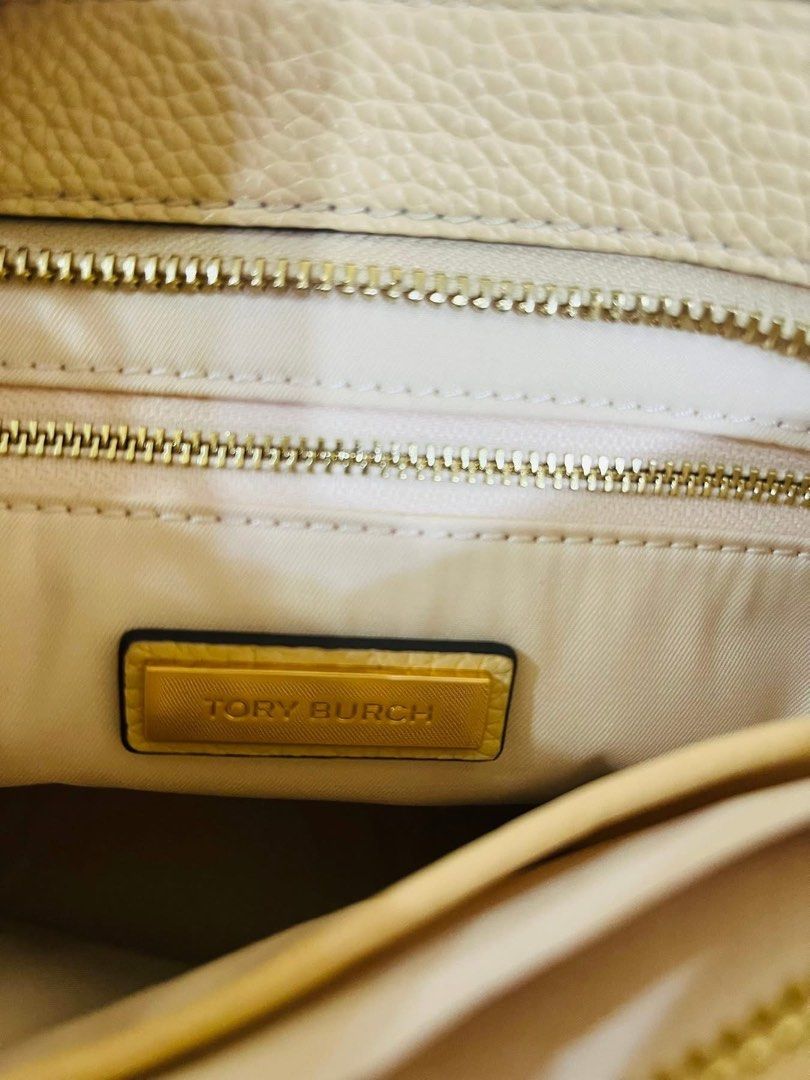Tory Burch Blake Medium Pebbled leather Top-Zip swingpack (Category: Luxury Bags & Wallets) located in Rizal. Submitted by arlynazanion16 (Listing ID 1398563352, Image 2). Description: .