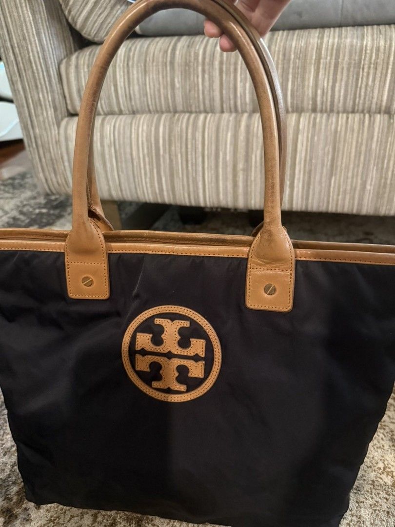 Tory burch tote bag decluttering sale (Category: Luxury Bags & Wallets) located in San Juan City. Submitted by dailydealsphest2010 (Listing ID 1398697452, Image 1). Description: tory burch tote bag authentic 💯 no damage no defects.