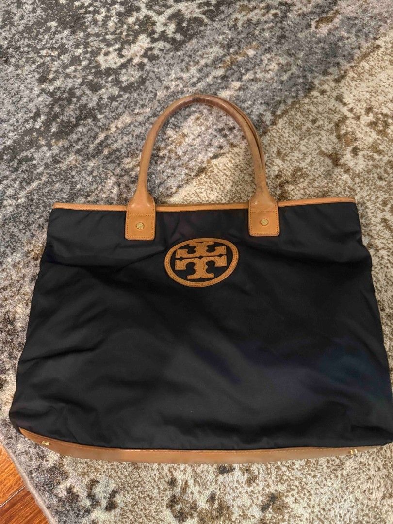 Tory burch tote bag decluttering sale (Category: Luxury Bags & Wallets) located in San Juan City. Submitted by dailydealsphest2010 (Listing ID 1398697452, Image 2). Description: tory burch tote bag authentic 💯 no damage no defects.