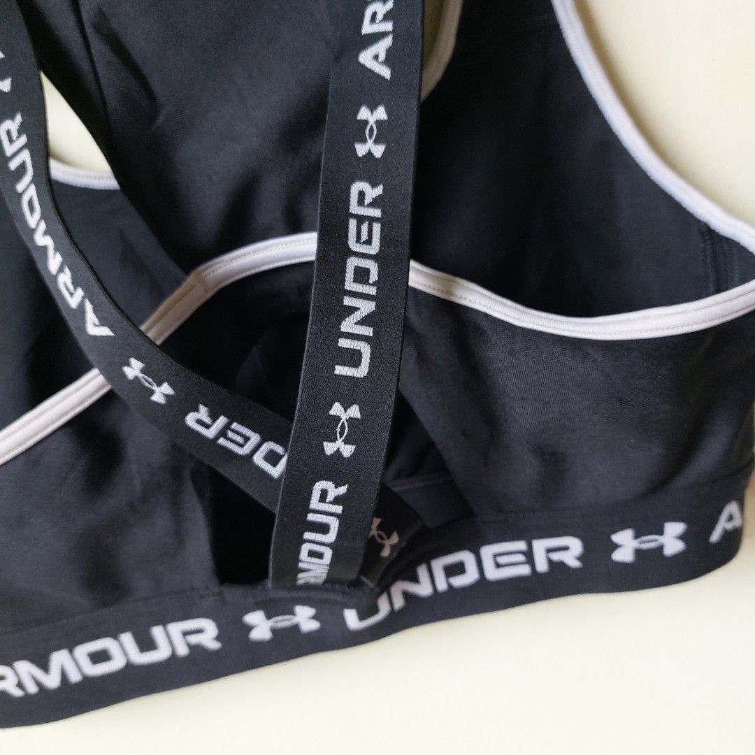 Under Armour Sports bra (Category: Activewear) located in Quezon City. Submitted by lovedcollection_2020 (Listing ID 1398667242, Image 3). Description: small with padslot with signs of usage, see photos.