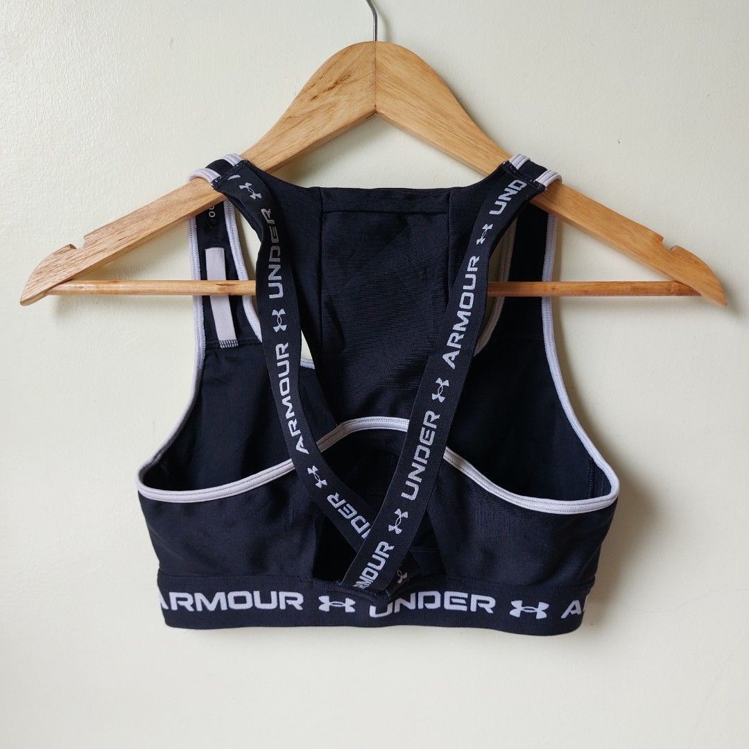 Under Armour Sports bra (Category: Activewear) located in Quezon City. Submitted by lovedcollection_2020 (Listing ID 1398667242, Image 2). Description: small with padslot with signs of usage, see photos.