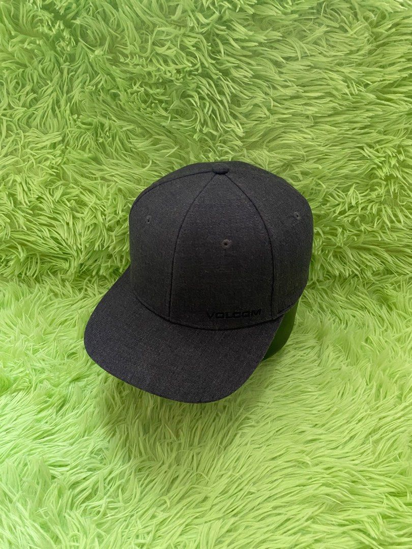 Volcom Dark Gray Flexible Fit Cap (Category: Caps & Hats) located in Makati City. Submitted by cap_garden (Listing ID 1398540619, Image 2). Description: Brand : Volcom Style : Flexible Fit Color : Dark Gray Materials : Polyester Size : S/M Price : ₱750 Condition : Like New Issue : None Location: Bel Air Makati Mop: Gcash Only (NO COD / COP) Shipping: LBC / J&T / Lalamove No Return / No Exchange.
