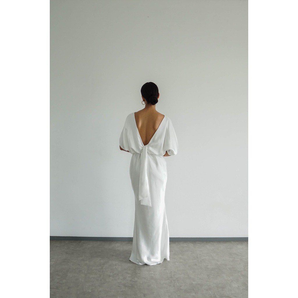 PAFON - elegant white dress (Category: Evening dresses & gowns) located in Makati City. Submitted by bingjumnl (Listing ID 1398574327, Image 1). Description: Size details Small - Medium Nice flow. Hugs the body elegantly. Waist 60-90 cm (stretch) Hips 100 cm Length 150 cm Shoulder-Sleeves 33 cm .