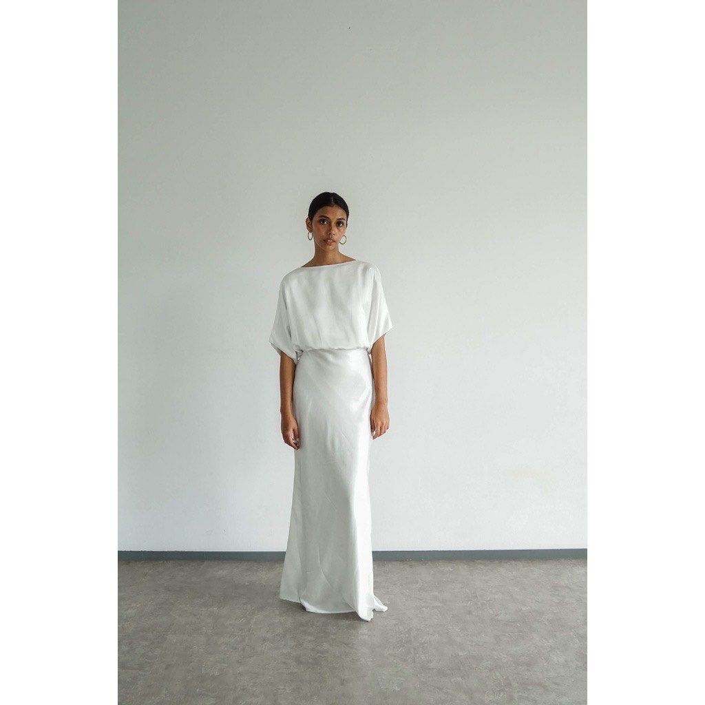 PAFON - elegant white dress (Category: Evening dresses & gowns) located in Makati City. Submitted by bingjumnl (Listing ID 1398574327, Image 2). Description: Size details Small - Medium Nice flow. Hugs the body elegantly. Waist 60-90 cm (stretch) Hips 100 cm Length 150 cm Shoulder-Sleeves 33 cm .