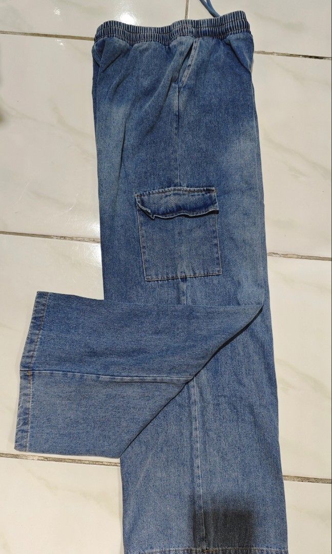 Women's 4pockets Denim Cargo Pants (Category: Other Bottoms) located in Marikina City. Submitted by alphanavy (Listing ID 1398598084, Image 3). Description: RFS: wrong size ang na-mine😅 Brandnew Waist upto 36inches Length 39inches Hips 38inches Pls. no to low ballers!.